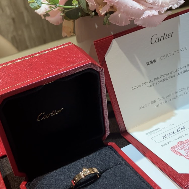 【カルティエ(Cartier)の口コミ】 デザインは1粒石の、ダイヤモンドが目立つタイプの指輪です。周りにはカル…