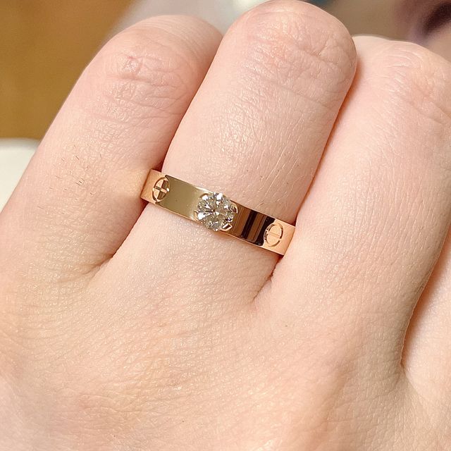 【カルティエ(Cartier)の口コミ】 デザインは1粒石の、ダイヤモンドが目立つタイプの指輪です。周りにはカル…