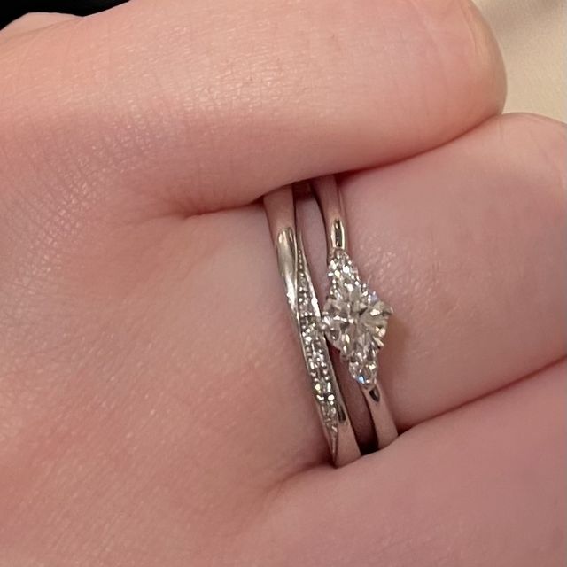 【銀座ダイヤモンドシライシの口コミ】 シンプルで控えめですが、キラキラと輝いていて着けていて嬉しくなるよう…