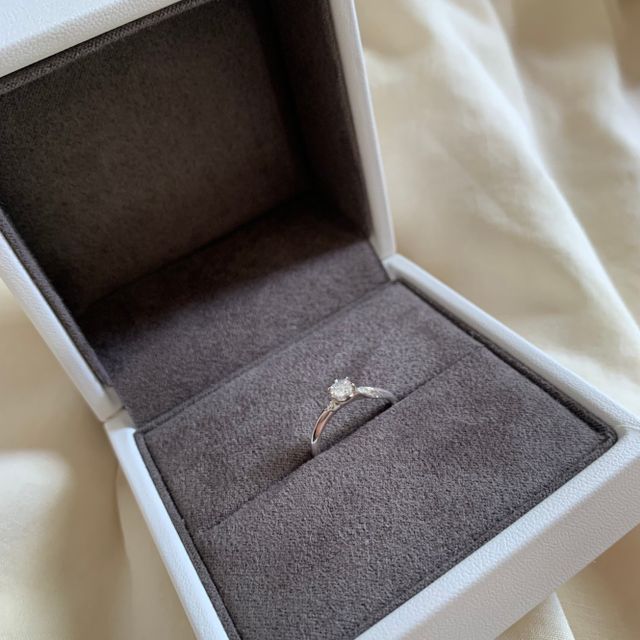 【Foulason(フレゾン)の口コミ】 シンプルな中にも華やかさがあり
上品な印象を受けます。

いつみても飽き…