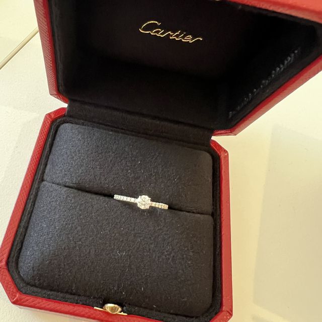 【カルティエ(Cartier)の口コミ】 一目惚れした指輪です。
シンプルな中にもエレガンスさを感じるデザインで…