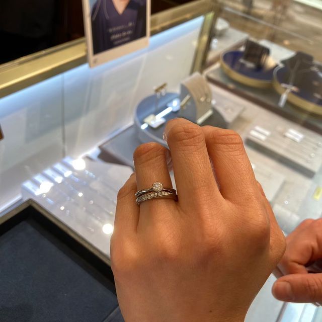 【4℃ BRIDAL(ヨンドシーブライダル)の口コミ】 ストレートではなく、ウェーブなど少しデザインがあるものを探してたので…