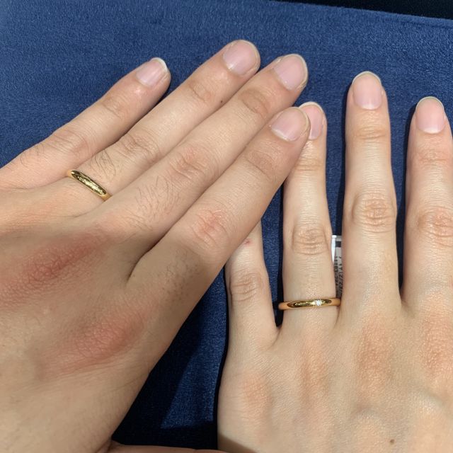 【4℃ BRIDAL(ヨンドシーブライダル)の口コミ】 細身で華奢なものがメインで、可愛らしい指輪が多い印象でした。
指輪のデ…