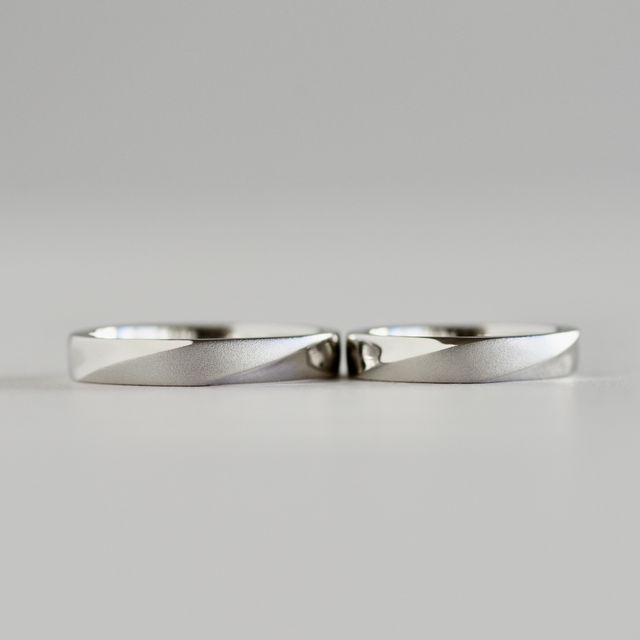 【hitotsuchi(ヒトツチ)の口コミ】 セミオーダーでリング上面をマット（ホーニング加工）で、その他の部分は…