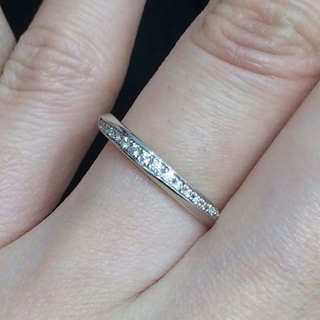 【4℃ BRIDAL(ヨンドシーブライダル)の口コミ】 ストレートラインの石ありのものを探しており、私の探していたデザインそ…