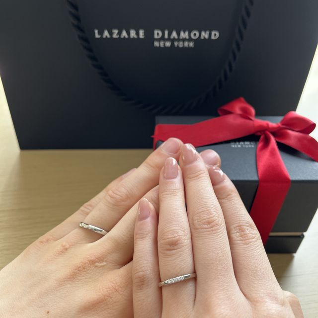【ラザール ダイヤモンド(LAZARE DIAMOND)の口コミ】 スリーサイドにダイヤが5石づつ付いているものを選びました。ぱっと見5石…