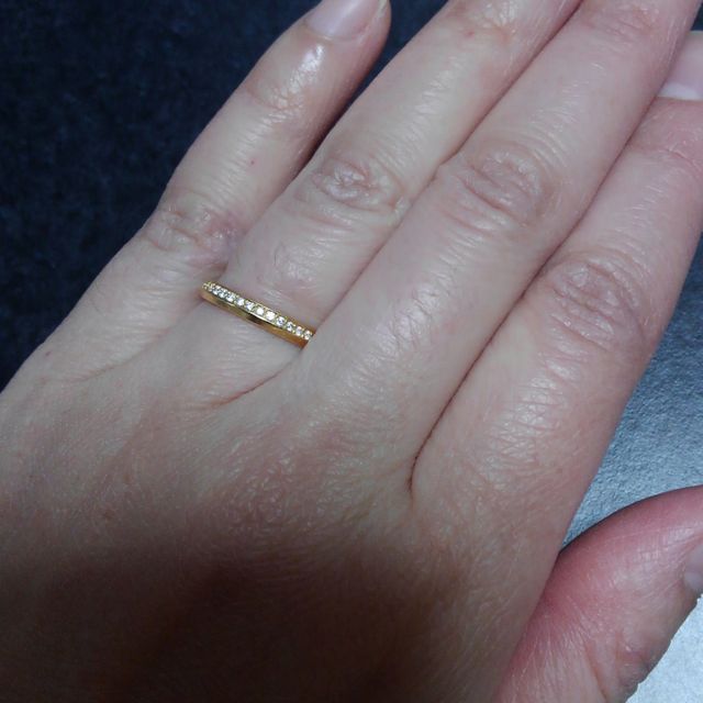 【RUGIADA(ルジアダ)の口コミ】 少しデザインのある指輪を探していました。

つけたときにキラッと華やか…
