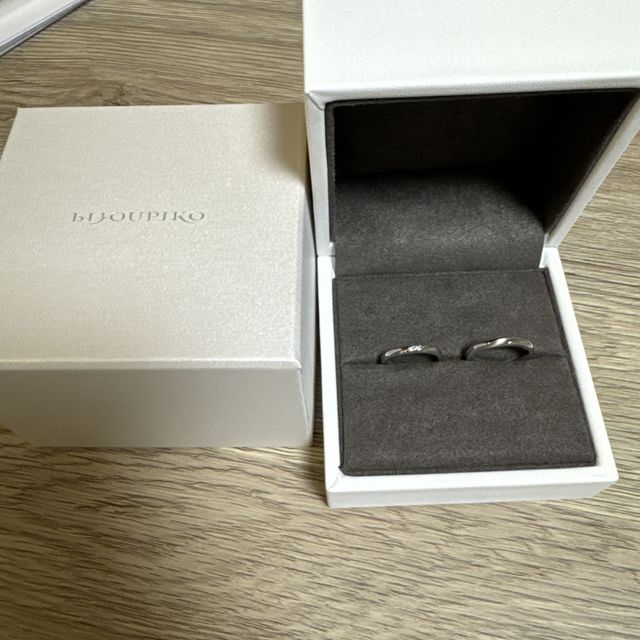 【COEUR D'OR(クゥドール)の口コミ】 婚約指輪と同じ場所で結婚指輪も購入した。
新郎の指輪は、艶消し加工がさ…