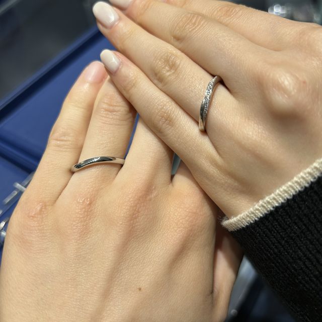 【銀座ダイヤモンドシライシの口コミ】 ダイヤモンドが捻るような形でずらりと付いているデザインで、どの角度か…