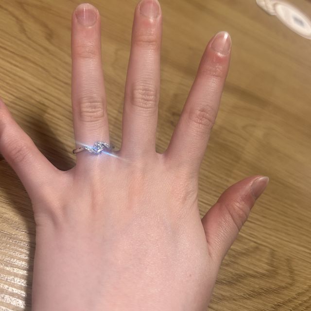 【RosettE(ロゼット)の口コミ】 ダイヤとサイドの輝きやウェーブのデザインがとても可愛いく、他の商品と…