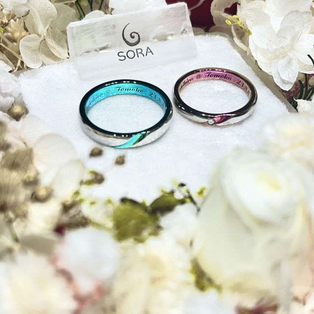 【SORA(ソラ)の口コミ】 チタン素材なので単色カラーしか出来ないとのことでしたが、角度、光の具…