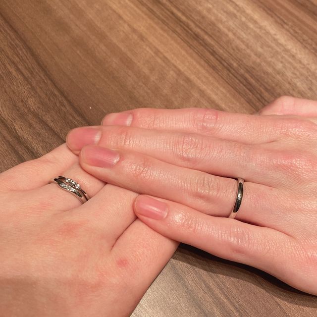 【アイプリモ(I-PRIMO)の口コミ】 婚約指輪と重ねづけできるリングを探していて出会いました。
太すぎず細す…