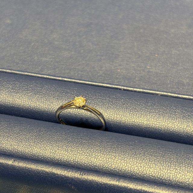 【銀座ダイヤモンドシライシの口コミ】 デザインも価格もとても満足。
最初は別の指輪と悩んだけど店員さんと話し…