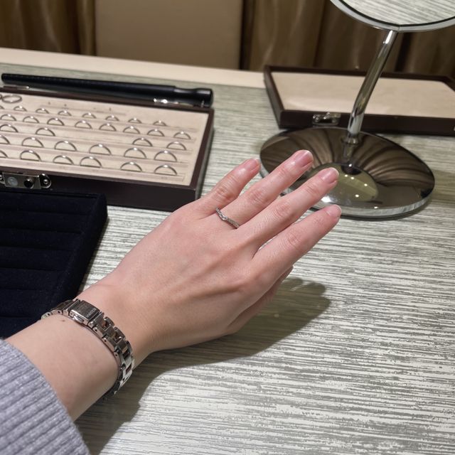 【TRECENTI(トレセンテ)の口コミ】 元々は絞りがある蝶々型のデザインを探していましたが、こちらのV型の方が…