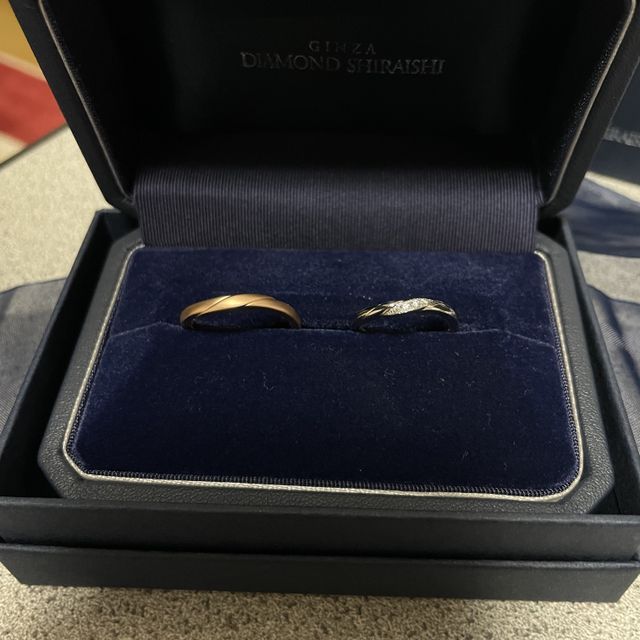 【銀座ダイヤモンドシライシの口コミ】 デザインもそうですが色でたくさん悩みました。
男でピンクゴールドはちょ…
