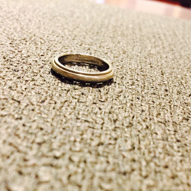 【ティファニー(Tiffany & Co.)の口コミ】 シンプルながらもデザイン製のあることで
この指輪に決めました。
ひっか…