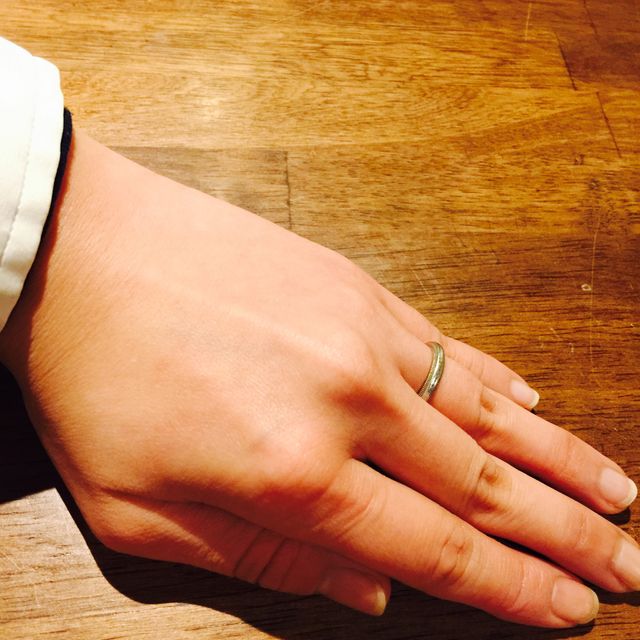 【ティファニー(Tiffany & Co.)の口コミ】 シンプルながらもデザイン製のあることで
この指輪に決めました。
ひっか…