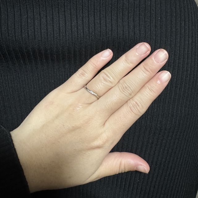 【ひなの口コミ】 デザインがウェーブなので、指が細くて長い人も、私のようにずんぐりむっ…