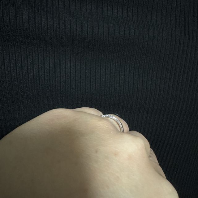 【ひなの口コミ】 デザインがウェーブなので、指が細くて長い人も、私のようにずんぐりむっ…