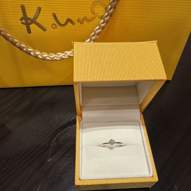 【ケイウノ ブライダル(K.UNO BRIDAL)の口コミ】 絞りが効いたリングが指を綺麗に見せてくれています。
シンプルな中にも上…