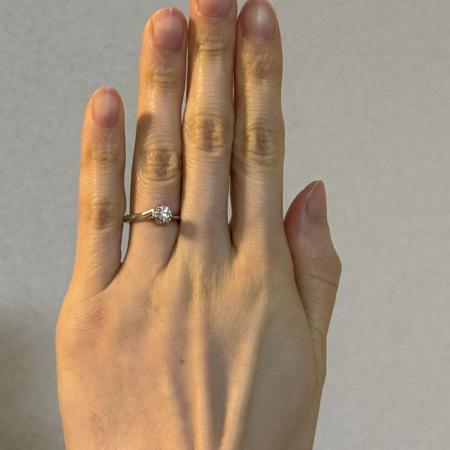 【銀座ダイヤモンドシライシの口コミ】 中心部のダイヤモンドの輝きが一番強く、華やかに見えたのでこの指輪を選…