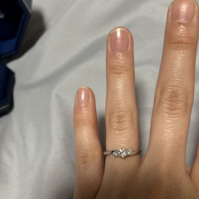 【ROYAL ASSCHER(ロイヤル・アッシャー)の口コミ】 ダイヤモンドが一つだけも可愛いですが、指の形的に少しデザイン性がある…