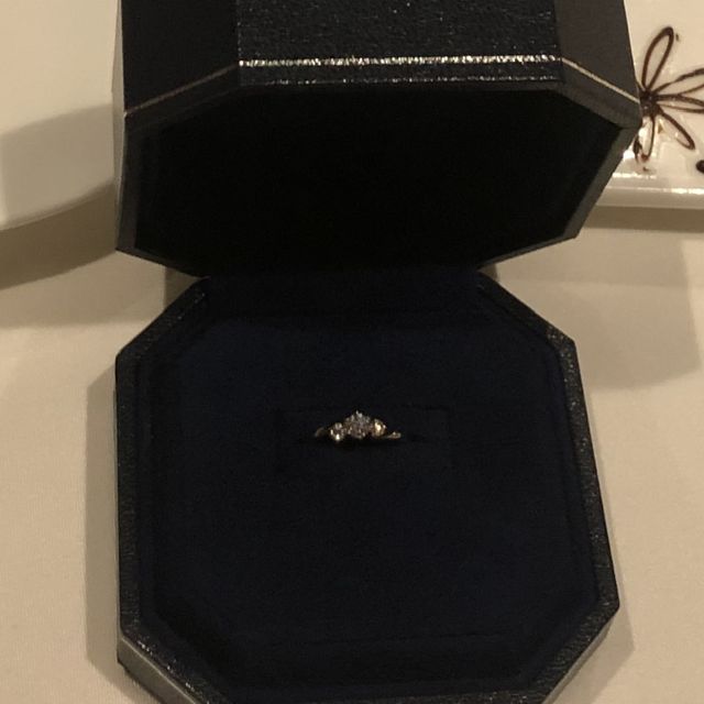【ROYAL ASSCHER(ロイヤル・アッシャー)の口コミ】 ダイヤモンドが一つだけも可愛いですが、指の形的に少しデザイン性がある…