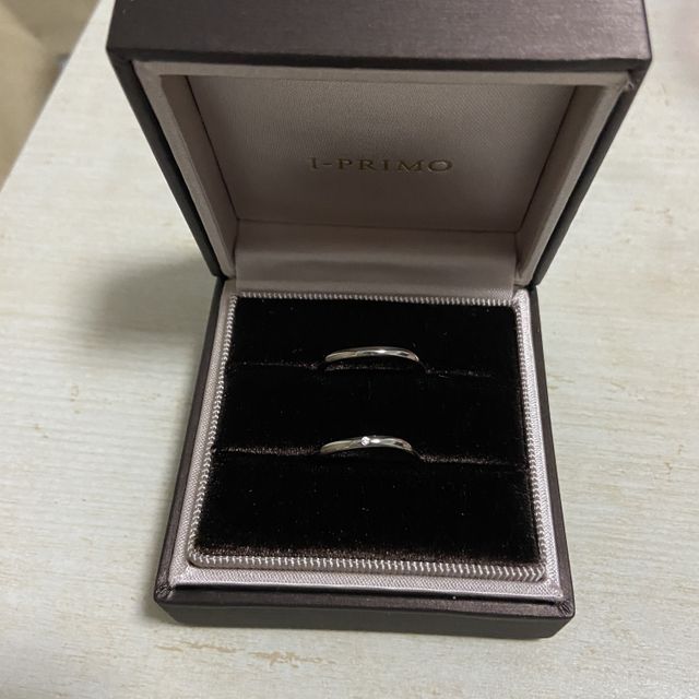 【アイプリモ(I-PRIMO)の口コミ】 一粒のダイヤがとても可愛い。
内側にお互いの誕生石を入れられるのも他の…