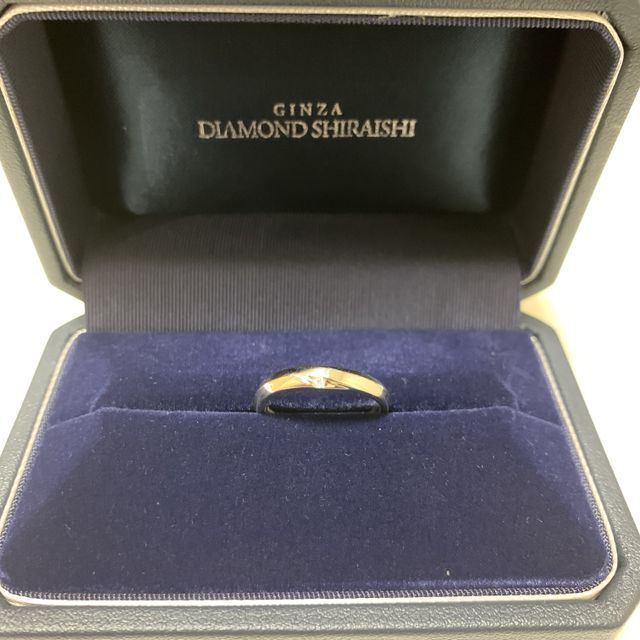 【銀座ダイヤモンドシライシの口コミ】 指輪のデザインはシンプルですがブルーサファイアが埋め込まれておりとて…