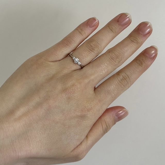 【銀座ダイヤモンドシライシの口コミ】 初めはシンプルなデザインを探しており、ダイモンド一石のみの指輪を購入…