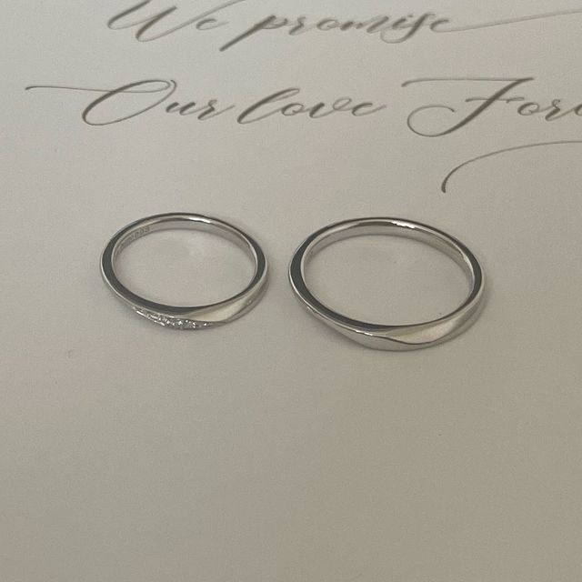 【TRECENTI(トレセンテ)の口コミ】 シルバーで細めのストレートで、ダイヤがななめに入った少しオシャレなデ…