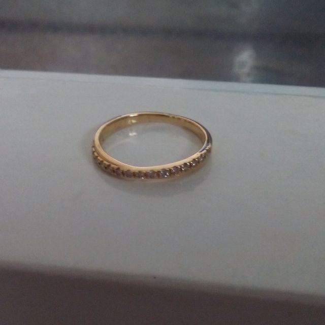 【天久加工所の口コミ】 小さいダイヤモンドですが、かなりの数があしらわれていてキラキラと綺麗…