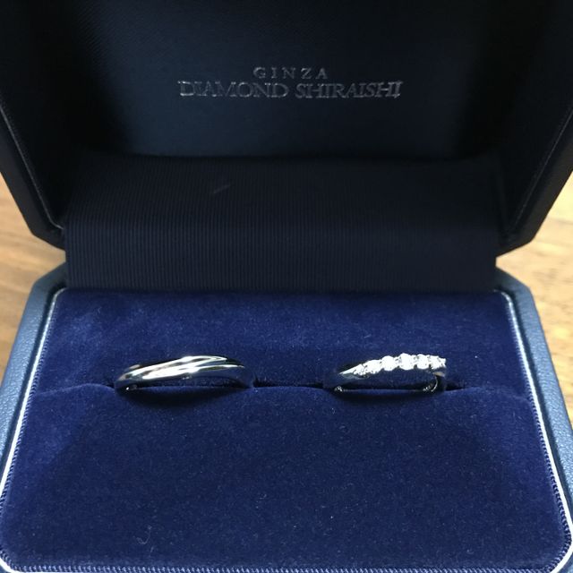 【銀座ダイヤモンドシライシの口コミ】 自分たちの指に合うデザインで仕事柄あまり日常でつけられないのでシンプ…
