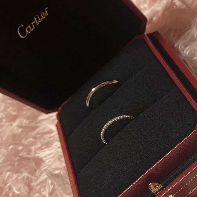 【カルティエ(Cartier)の口コミ】 まわりが全部、ダイヤモンドがついてる
ものにしました。

婚約指輪と重ね…