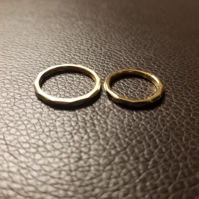 【ENUOVE(イノーヴェ)の口コミ】 カクカクしたデザイン。一般的に多くの人がつけている指輪は丸状が多いが…