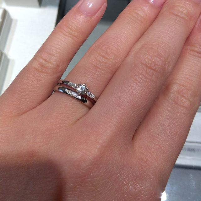 【アイプリモ(I-PRIMO)の口コミ】 ストレートタイプの指輪を探していました。婚約指輪にはメレダイヤを付け…