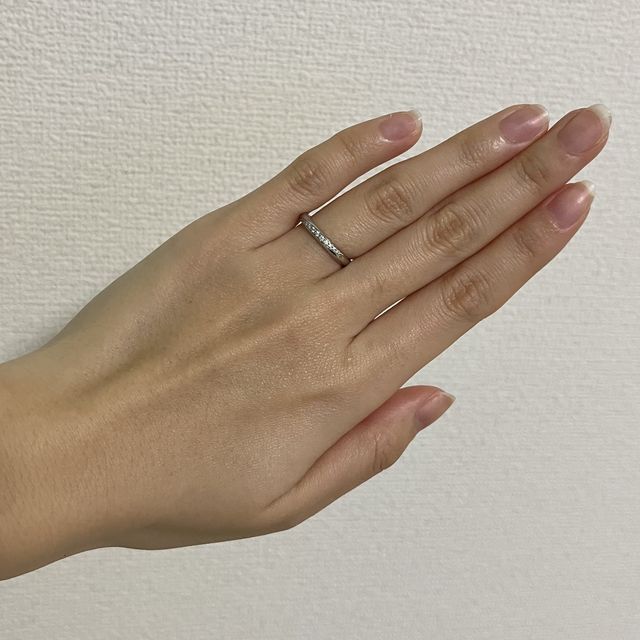 【ラザール ダイヤモンド(LAZARE DIAMOND)の口コミ】 形はストレートなのですが綺麗なメラダイヤが斜めに埋め込まれていてとて…