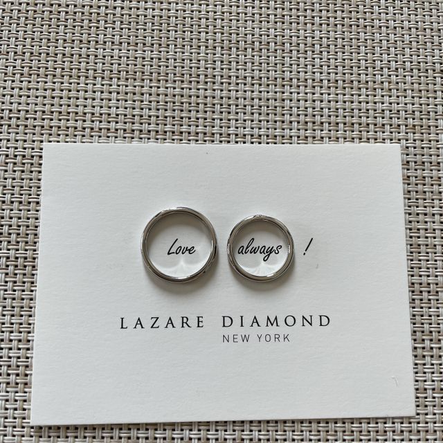 【ラザール ダイヤモンド(LAZARE DIAMOND)の口コミ】 ぱっと見は分からないが、指輪本体にラインが入っておりそれが何もない指…
