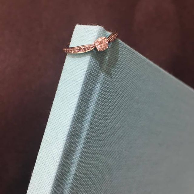 【ティファニー(Tiffany & Co.)の口コミ】 ダイヤが引っかからないように少し内側に入り込んでいるデザインと、シル…