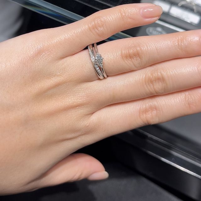 【エクセルコダイヤモンド(EXELCO DIAMOND)の口コミ】 メレダイヤモンドが斜めに埋め込まれていて
動くたびにキラキラ光ってとて…