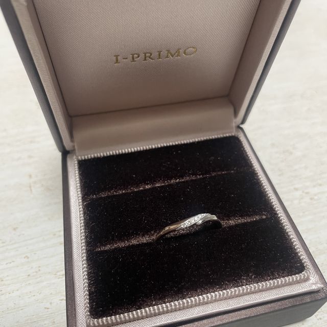 【アイプリモ(I-PRIMO)の口コミ】 ウェーブ状なので手にフィットしやすく指がとても綺麗に見えます。プラチ…