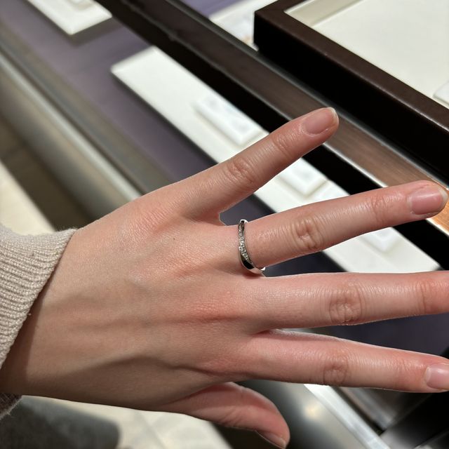 【俄(にわか)の口コミ】 指輪を選ぶのは初めてでしたが、指が細く見えるデザインでなおかつ自分の…