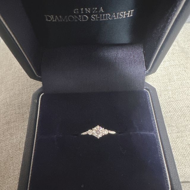 【銀座ダイヤモンドシライシの口コミ】 デザインに迷いましたが、試着してみてシンプルなものの方が良いなと思い…