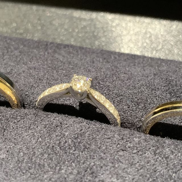 【ラザール ダイヤモンド(LAZARE DIAMOND)の口コミ】 センターのダイヤが結婚指輪感も出しつつ、周りにもダイヤモンドがあるた…