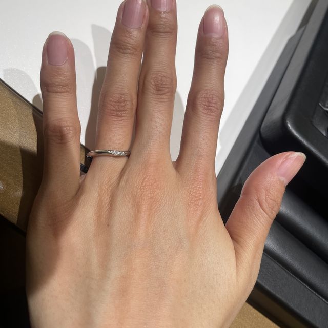 【ラザール ダイヤモンド(LAZARE DIAMOND)の口コミ】 シンプルの中にもダイヤが光っていて可愛かった。
指が長く見えるデザイン…