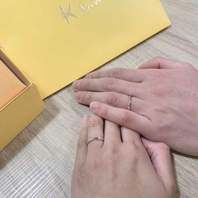 【ケイウノ ブライダル(K.UNO BRIDAL)の口コミ】 斜めにメレダイヤが入ったデザインは様々ありましたが、リボンが折り返し…