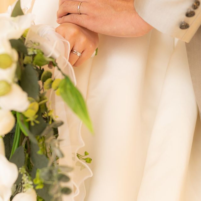 【アイプリモ(I-PRIMO)の口コミ】 5粒のダイヤがついていますが正面からはさりげなく見えます。斜めに巻くよ…