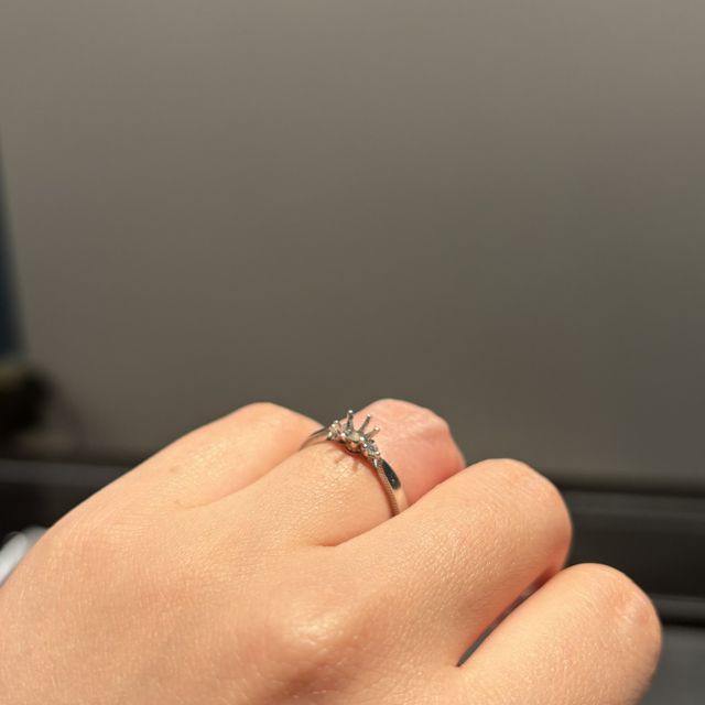 【エクセルコダイヤモンド(EXELCO DIAMOND)の口コミ】 【指輪のデザインについて】
エンゲージリングもマリッジリングも凝ったデ…