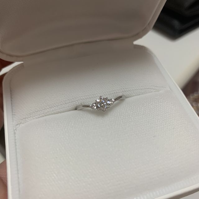 【シャルクレールの口コミ】 シンプルで結婚指輪と合わせやすいのにしました
指が細く長く見えるような…