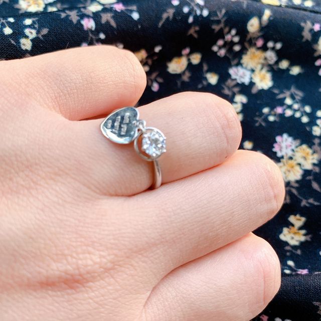 【シャルクレールの口コミ】 シンプルで結婚指輪と合わせやすいのにしました
指が細く長く見えるような…